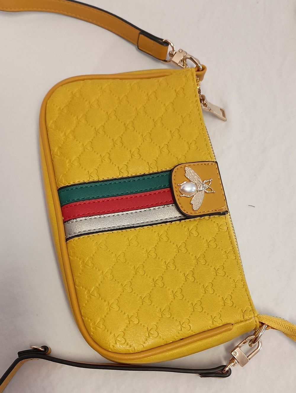 Fashion handbag/purse with a unique mustard yellow embossed heart design - Picture 6 of 8